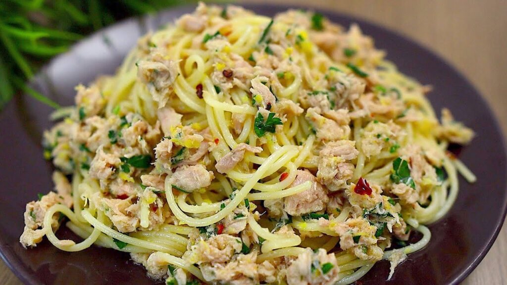 Wenn ich keine zeit habe, mache ich diese einfachen und leckeren thunfischnudeln.