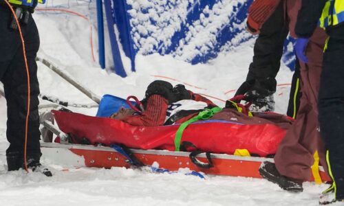 Udrel si hlavu a zostal nehybne ležať. hviezdny medailista mal ťažký pád ešte pred štartom zoh