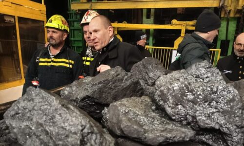 REPORTÁŽ: Horníky vypískaný Pavel, pláč i modlitby aneb U posledního vozíku s uhlím