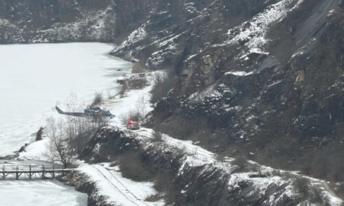 Smrtelný pád v lomu na Berounsku: K tělu muže slaňovali hasiči z vrtulníku do korun stromů