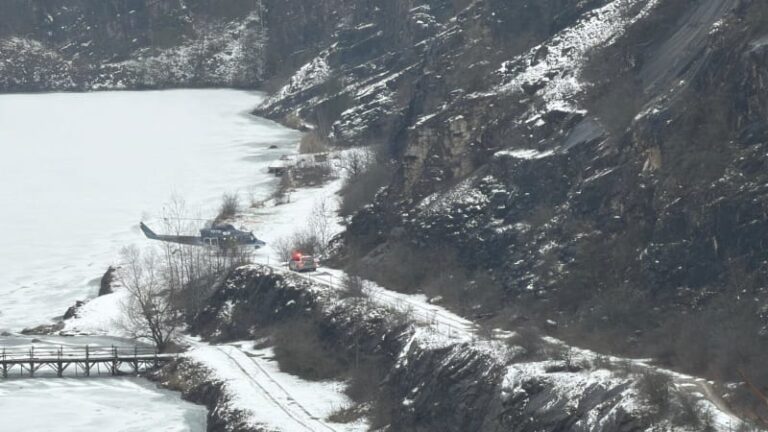 Smrtelný pád v lomu na berounsku: k tělu muže slaňovali hasiči z vrtulníku do korun stromů