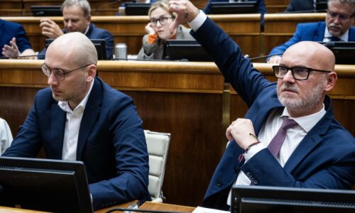 „Je to zbabelosť a výsmech demokracii.“ Opozícia kritizuje ukončenie debaty aj chýbajúcich členov vlády
