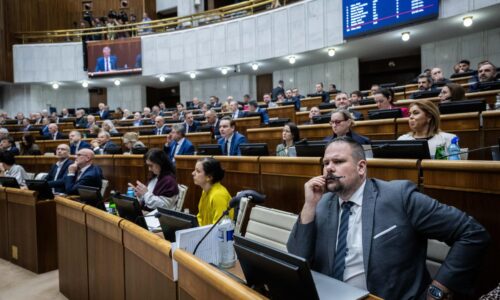 Parlament odmietol vysloviť nedôveru Ficovej vláde, premiér aj ministri po hlasovaní zo sály odišli