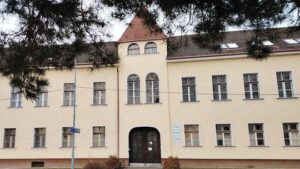 Vždy bol vulgárny a agresívny bitkár, hovoria o šiestakovi, ktorý strieľal na spolužiakov. so zbraňou útočil aj deň predtým