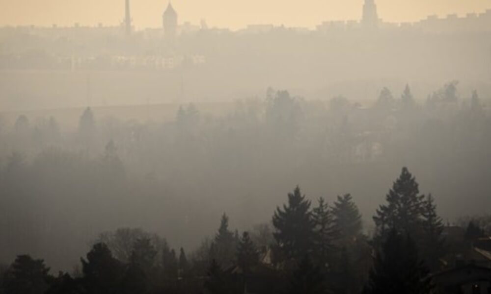 Česko zasypal saharský prach. Může zbarvit sníh a pokrýt popraškem automobily