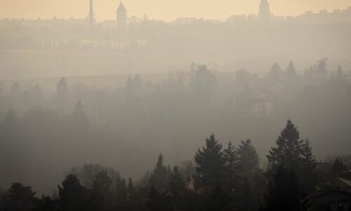 Česko zasypal saharský prach. Může zbarvit sníh a pokrýt popraškem automobily