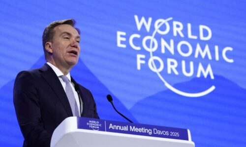 Organizátori svetového ekonomického fóra chcú preveriť vzťahy svojho šéfa s epsteinom