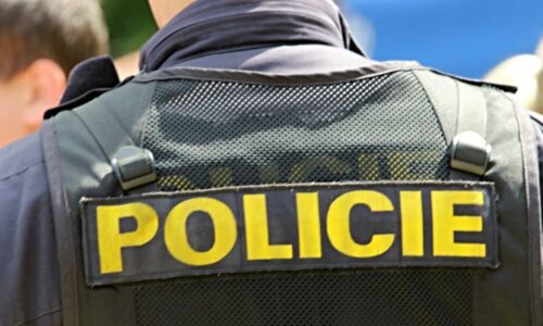 Policista zastřelil v Praze muže skákajícího z okna, ukazují záběry. Nyní padlo obvinění