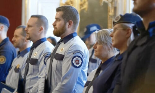 V bratislave pribudli noví mestskí policajti. do ulíc mieri 18 posíl, mesto ocenilo aj hrdinov –