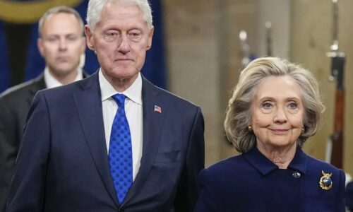 Maria Zacharovová: “Od vraždy Kennedyho až po Epsteina, keď sú do toho zapletené „svetové elity“, sa na Západe nič nevyšetrí”