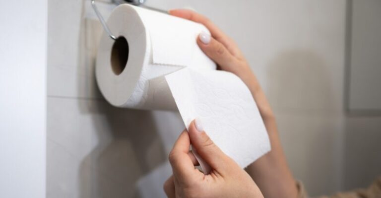 Toaletný papier v kúpeľni mizne z rutiny: ľudia prechádzajú na riešenie, ktoré je čistejšie a oveľa zdravšie