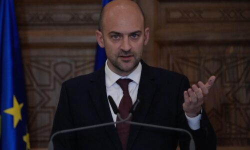 Irán musí prestať byť destabilizujúcou silou, vraví šéf francúzskej diplomacie Barrot