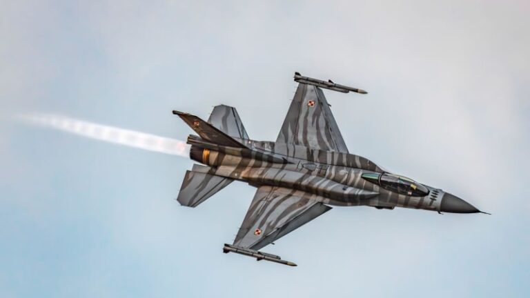 Polsko kvůli ruským bombardérům uzavírá vzdušný prostor. posílá stíhačky