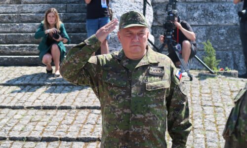 SNS vyzýva na odvolanie náčelníka generálneho štábu Zmeka