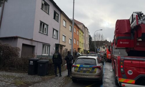 Třípodlažní dům v Židenicích zachvátil požár. Ženu hasiči zachránili, muž na místě zemřel