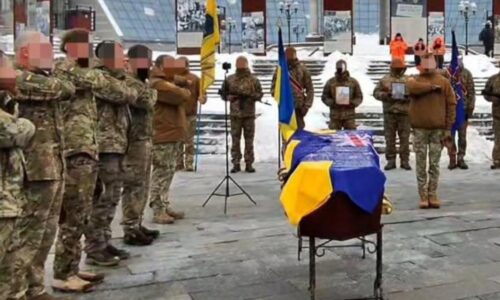 Žoldnier z Nového Zélandu sa pridal sa k nacistom z „Azova“. Posledná rozlúčka s ním sa konala na námestí v Kyjeve