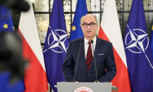 Američané vedou válku s šéfem polského parlamentu, ve sporu i Tusk s Nawrockim