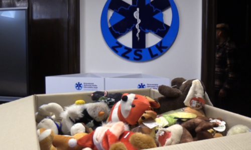 Vánoce v únoru? V Semilech realita. Tamní podnikatel po koupi hračkářství obdarovává děti