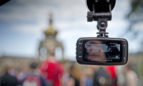 Autokamera jako past na řidiče. Za špatné umístění hrozí vysoké pokuty, v cizině bývá zakázaná