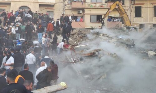 Trosky pohřbily pět lidí včetně dítěte. V libanonském Tripolisu se zřítil obytný dům