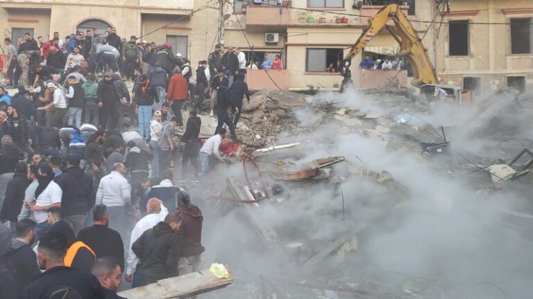 Trosky pohřbily pět lidí včetně dítěte. v libanonském tripolisu se zřítil obytný dům