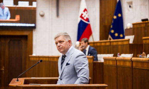 Politológ by zrušenie voľby poštou zo zahraničia považoval za veľký krok späť, ako hlavnú motiváciu konania vlády vidí strach