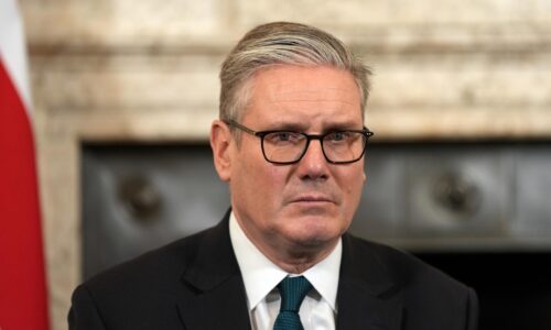 Britský premiér starmer čelí tlaku na rezignáciu kvôli škandálu s mandelsonom