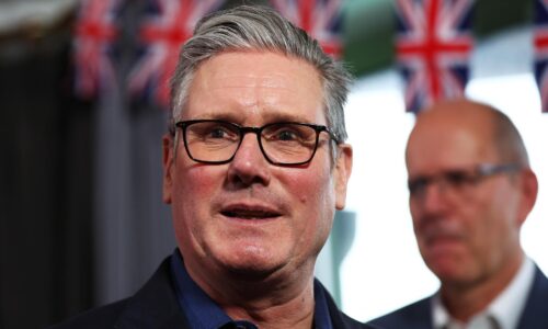 Britský premiér Starmer odmietol výzvy na rezignáciu