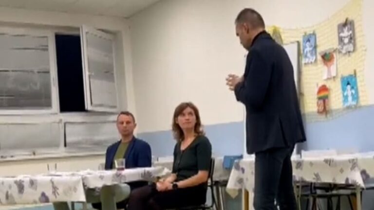 Demonstrace žáků, petice proti řediteli i trestní oznámení. napětí v bohuslavické škole roste