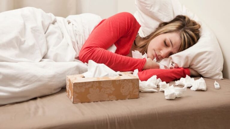 U jednoho rýma, u druhého těžký zánět. vědci odhalili, proč se stejný virus projevuje různě