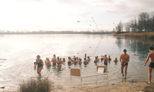 Hromadným vstupom do ľadovej vody vyjadrili solidaritu ľuďom bez domova