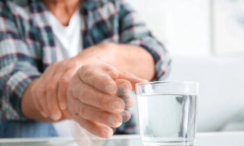 Skryté příznaky Parkinsonovy choroby: Může se projevit i roky před diagnózou. Kdy zpozornět?