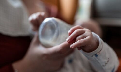 Matka měla miminku naplnit lahvičku alkoholem, zemřelo. Ženě z USA hrozí výjimečný trest