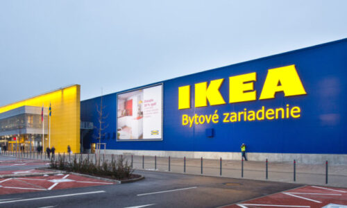 IKEA sťahuje z predaja nástenné lampy pre riziko úrazu elektrickým prúdom