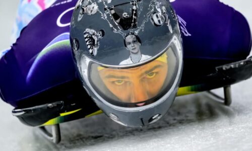 Helma s padlými ve válce je nežádoucí, rozhodl MOV. Ukrajinský sportovec ji nesmí nosit