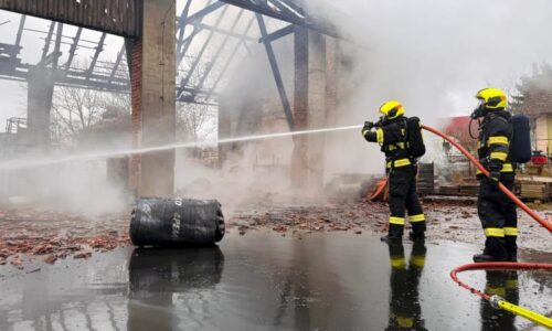 Plameny zachvátily průmyslový objekt v Dolní Rovni. Jeden zraněný, škody jdou do milionů
