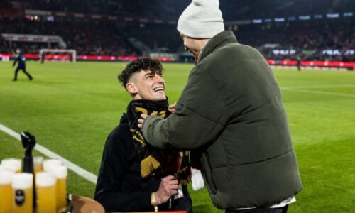 Gay zásnuby na stadionu Bundesligy vyvolaly agresi. Zamilovaného rozhodčího před domem napadli