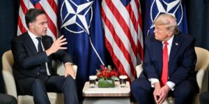 Le monde: kríza nato odhaľuje problémy v americkej kultúre