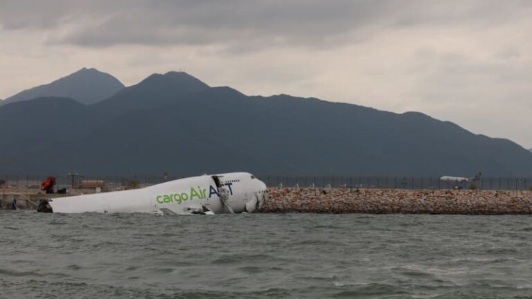 Letadlo se krátce po startu v somálsku zřítilo do moře. na palubě byly desítky lidí