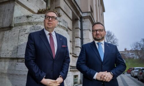 Vláda zpomalení růstu penzí nezruší. Kecy zmizely s volebními plakáty, vpálil jí Jurečka