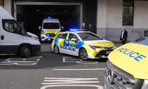 Krvavý útok u školy v Londýně: Policie pátrá po mladistvém útočníkovi po pobodání dvou dětí