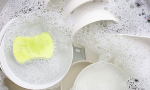 Neverila som, kým som to nevyskúšala. Tento trik mi z jednej fľaše saponátu urobiť dve a oveľa účinnejšie!