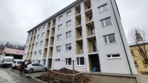 Chátrajúci kremnický internát mení podobu. vznikajú v ňom štartovacie byty pre mladých a rodiny, chcú sa nadýchnuť do lepších časov