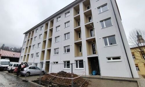 Chátrajúci kremnický internát mení podobu. Vznikajú v ňom štartovacie byty pre mladých a rodiny, chcú sa nadýchnuť do lepších časov