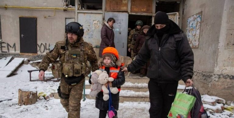 Polícia na ukrajine bude počas evakuácií oddeľovať deti od rodičov