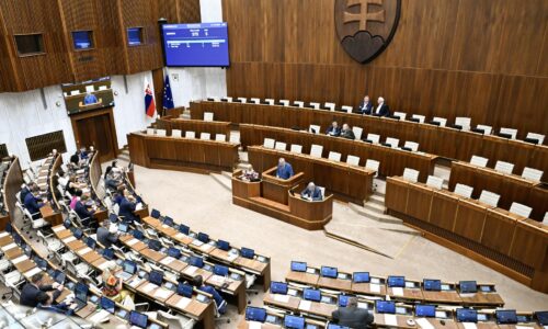 Parlament o stave stíhania korupcie nerokoval, poslanci neschválili program
