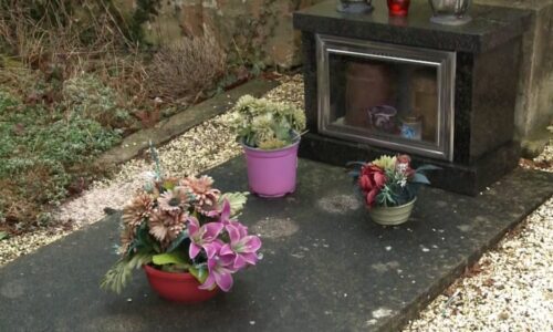 Hanobení hrobů v Číbuzi: Vandal vysypal urny a ničil pomníky. Našel se pytel se snímky mrtvých