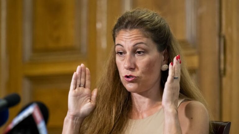 „je decroix tak hloupá?“ z ano zní pochyby o dopisu s přáním smrti. člen hnutí mluví o podvrhu