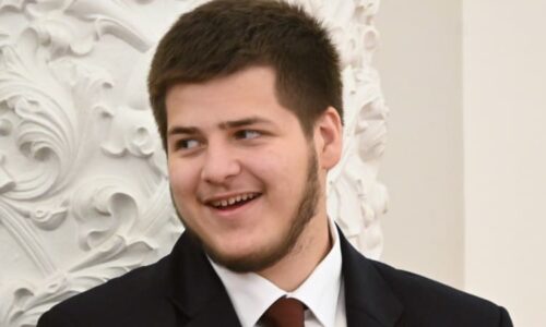 Vyzáblý Adam Kadyrov se ukázal na veřejnosti. Podle otce Ramzana vstal z mrtvých