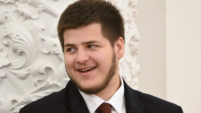 Vyzáblý adam kadyrov se ukázal na veřejnosti. podle otce ramzana vstal z mrtvých